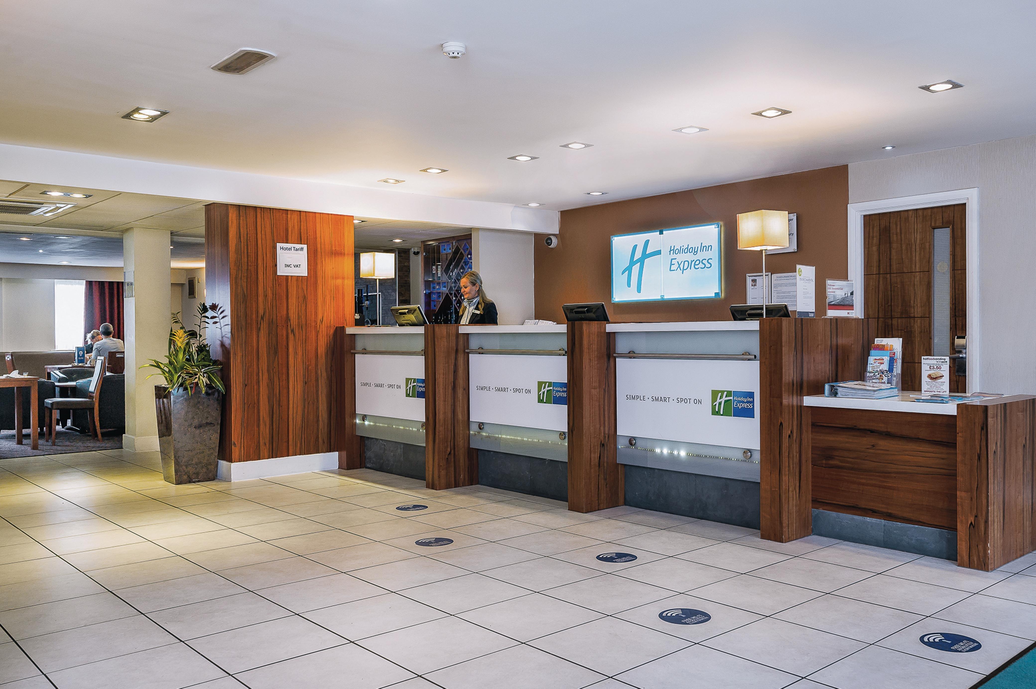 Holiday Inn Express Leeds-East By Ihg Leeds  Esterno foto