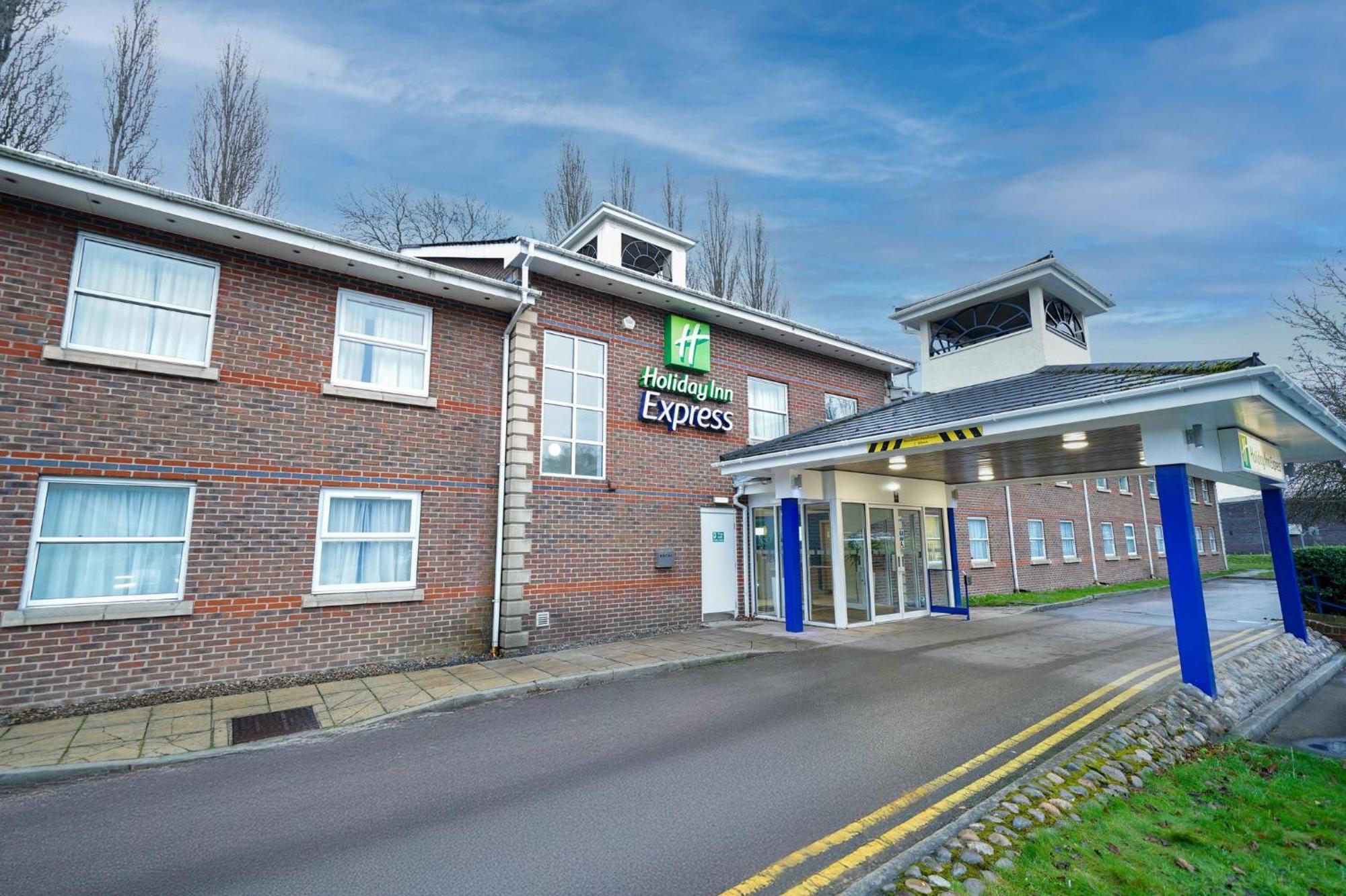 Holiday Inn Express Leeds-East By Ihg Leeds  Esterno foto